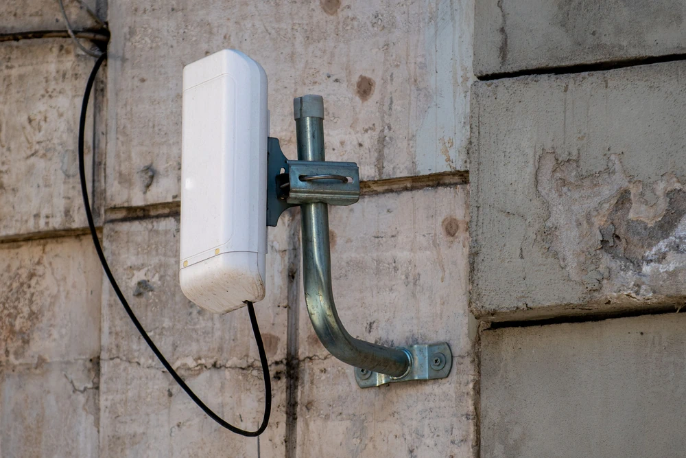Sealed miniature RF connectors outdoors